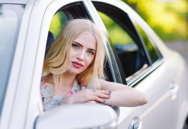 Una joven hermosa chica está conduciendo un coche . — Foto de Stock