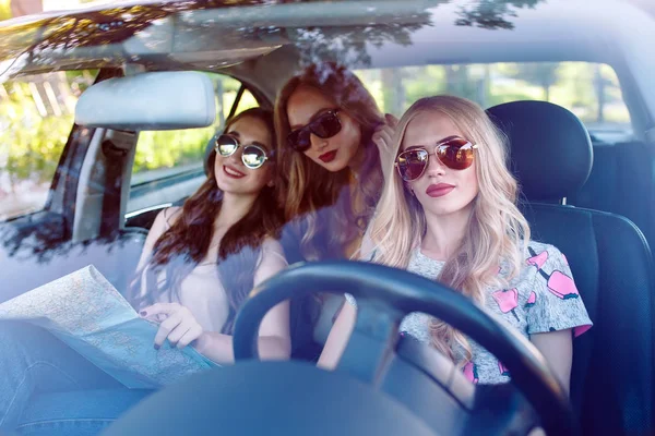 Tres novias jóvenes viajando en un coche . — Foto de Stock
