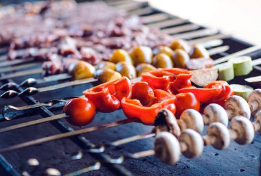 Misafirler arka planda restoranda et farklı türde Barbekü