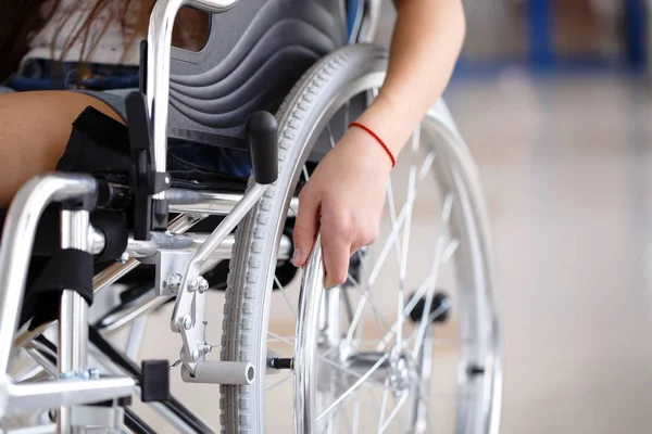 Молодая девушка в инвалидной коляске стоит в коридоре больницы . — стоковое фото