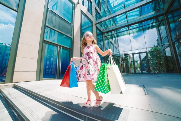쇼핑에 귀여운 작은 소녀. 쇼핑백과 아이의 초상화입니다. 쇼핑. 소녀. — 스톡 사진