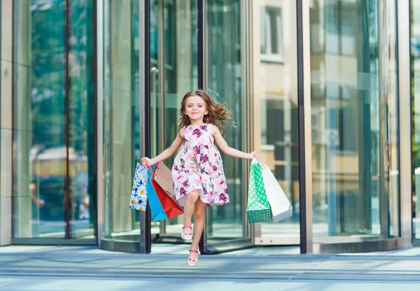 Sevimli küçük kız alışveriş üzerinde. Portre alışveriş torbaları ile bir çocuk. Alışveriş. Kız.