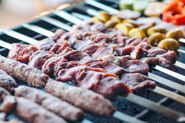 Barbecue de différents types de viande dans le restaurant sur le fond des invités — Photo