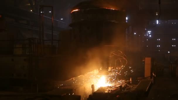 Impianto per la produzione di acciaio. Un forno fusorio elettrico. Il lavoratore della fabbrica preleva un campione per metallo — Video Stock