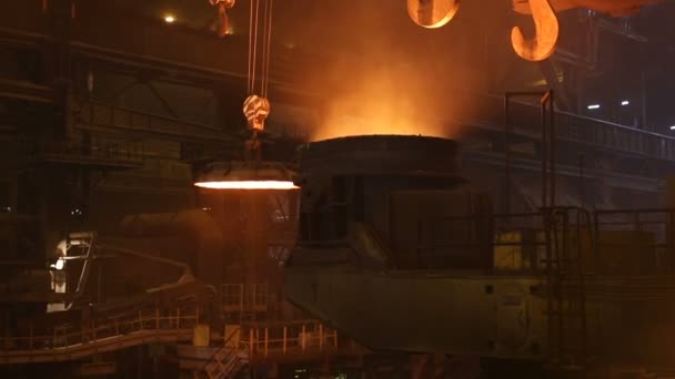 Завод з виробництва сталі. Електрична піч для плавлення. Заводський робітник бере зразок для металу — стокове відео