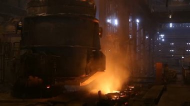 Çelik üretimi için bitki. Elektrikli bir eritme fırını. Fabrika işçisi metal için örnek alıyor.