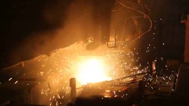Anläggning för framställning av stål. En elektrisk smältugn. Fabriksarbetare tar prov för metall — Stockvideo