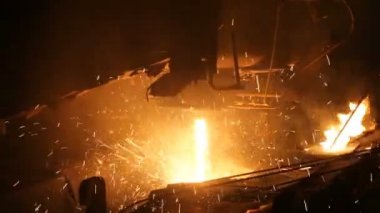 Çelik üretimi için bitki. Elektrikli bir eritme fırını. Fabrika işçisi metal için örnek alıyor.