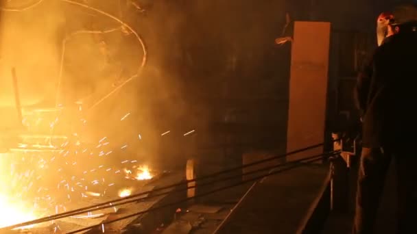 Impianto per la produzione di acciaio. Un forno fusorio elettrico. Il lavoratore della fabbrica preleva un campione per metallo — Video Stock