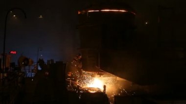 Çelik fabrikasında metal erime. Erime fırınında yüksek sıcaklık. Metalurjik Sanayi.
