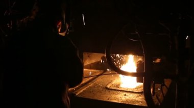 Çelik fabrikasında metal erime. Erime fırınında yüksek sıcaklık. Metalurjik Sanayi.