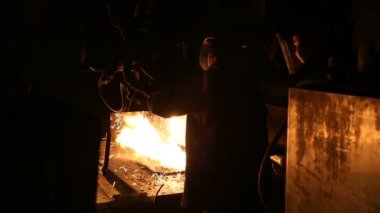 Çelik fabrikasında metal erime. Erime fırınında yüksek sıcaklık. Metalurjik Sanayi.
