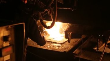 Çelik fabrikasında metal erime. Erime fırınında yüksek sıcaklık. Metalurjik Sanayi.
