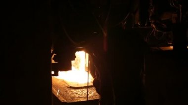 Çelik fabrikasında metal erime. Erime fırınında yüksek sıcaklık. Metalurjik Sanayi.