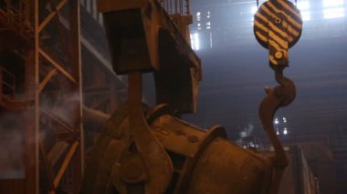 Çelik fabrikasında metal erime. Erime fırınında yüksek sıcaklık. Metalurjik Sanayi.