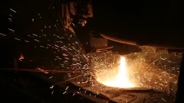Metallschmelzen in einem Stahlwerk. Hochtemperatur im Schmelzofen. Metallurgische Industrie.