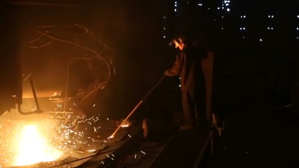 Topienie metalu w stalowni. Wysoka temperatura w piecu do topienia. Przemysł metalurgiczny. — Wideo stockowe