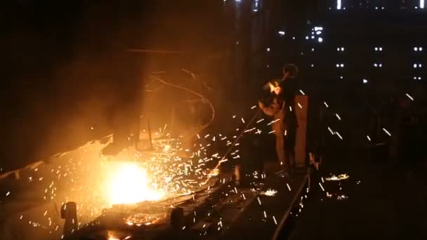 Smältning av metall i en stålverk. Hög temperatur i smältugnen. Metallurgiska industrin. — Stockvideo