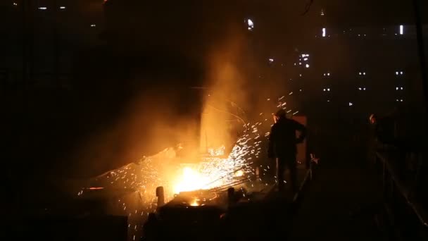 Instalação para a produção de aço. Um forno eléctrico de fusão. Trabalhador da fábrica tira uma amostra de metal — Vídeo de Stock