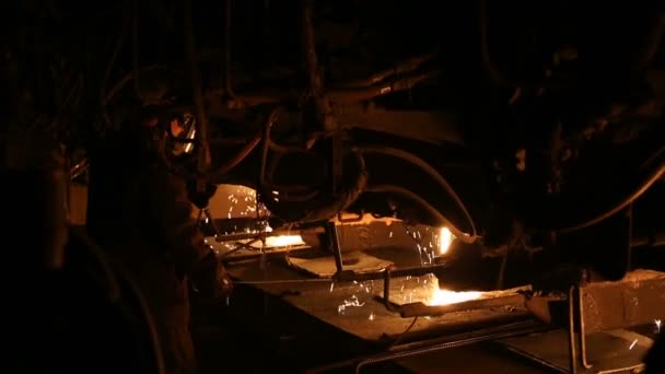 Smelten van metaal in een staalfabriek. Hoge temperatuur in de smeltoven. Metallurgische industrie. — Stockvideo