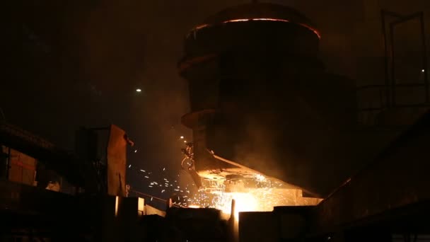 Derretimento de metal em uma fábrica de aço. Alta temperatura no forno de fusão. Indústria metalúrgica . — Vídeo de Stock