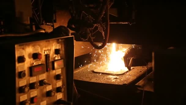 Танення металу на металургійному заводі. Висока температура в печі для плавлення. Металургійна промисловість . — стокове відео