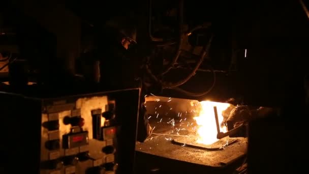 Fundición de metal en una planta de acero. Alta temperatura en el horno de fusión. Industria metalúrgica . — Vídeos de Stock