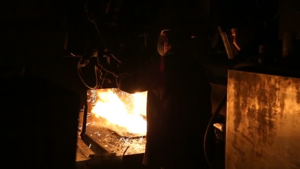 Fémolvasztás acélüzemben. Magas hőmérséklet az olvadó kemencében. Kohászati ipar. — Stock videók