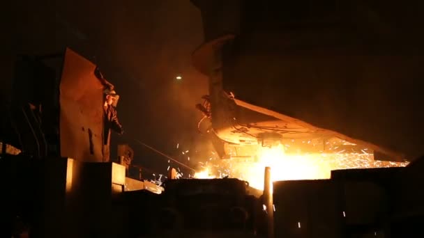 Metallschmelzen in einem Stahlwerk. Hochtemperatur im Schmelzofen. Metallurgische Industrie. — Stockvideo