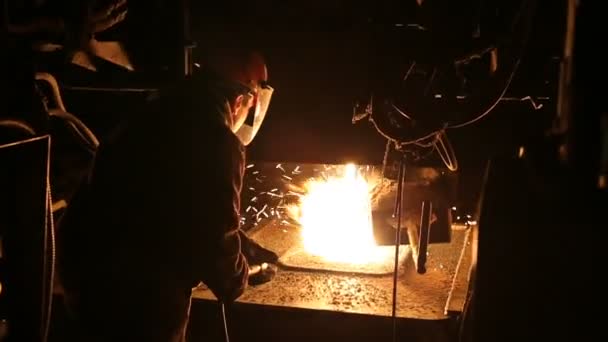 Çelik fabrikasında metal erime. Erime fırınında yüksek sıcaklık. Metalurjik Sanayi. — Stok video