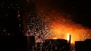 Çelik fabrikasında metal erime. Erime fırınında yüksek sıcaklık. Metalurjik Sanayi.