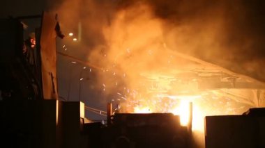 Çelik fabrikasında metal erime. Erime fırınında yüksek sıcaklık. Metalurjik Sanayi.