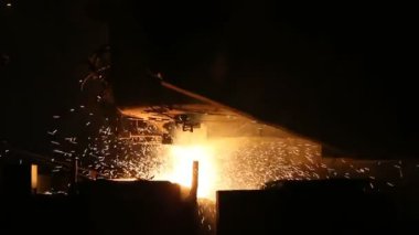 Çelik fabrikasında metal erime. Erime fırınında yüksek sıcaklık. Metalurjik Sanayi.