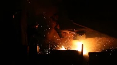 Çelik fabrikasında metal erime. Erime fırınında yüksek sıcaklık. Metalurjik Sanayi.