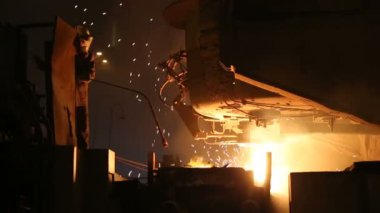 Çelik fabrikasında metal erime. Erime fırınında yüksek sıcaklık. Metalurjik Sanayi.