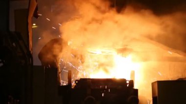 Çelik fabrikasında metal erime. Erime fırınında yüksek sıcaklık. Metalurjik Sanayi.
