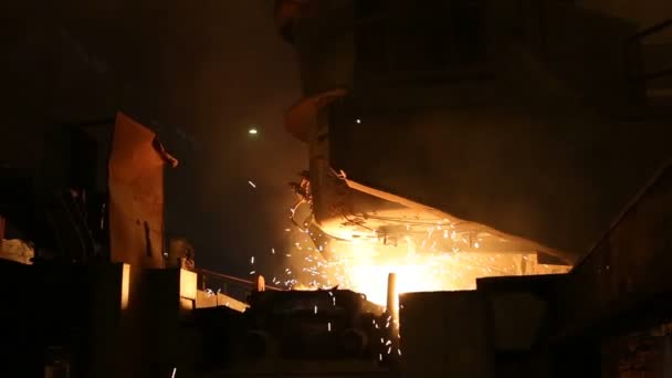Metallschmelzen in einem Stahlwerk. Hochtemperatur im Schmelzofen. Metallurgische Industrie. — Stockvideo
