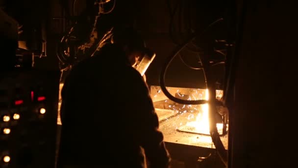 Fundición de metal en una planta de acero. Alta temperatura en el horno de fusión. Industria metalúrgica . — Vídeo de stock