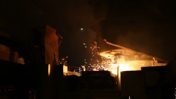 Fundición de metal en una planta de acero. Alta temperatura en el horno de fusión. Industria metalúrgica . — Vídeo de stock