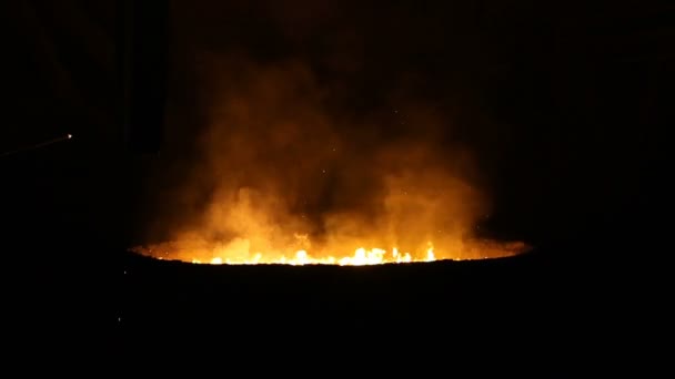 Staalproductie in elektrische ovens, metallurgische installatie — Stockvideo