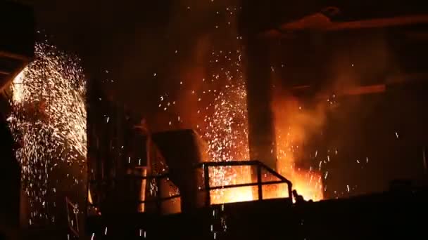 Producción de acero en hornos eléctricos, planta metalúrgica — Vídeo de stock