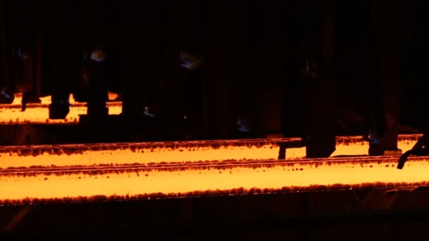 Стальные заготовки на факельной резке. Огромный металлургический завод . — стоковое видео