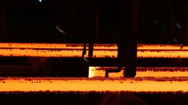 Stål billets vid fackla skärning. Enorma järnverk. — Stockvideo