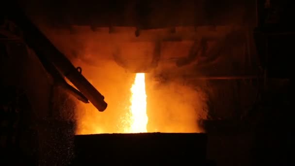 Producción de acero en hornos eléctricos, planta metalúrgica — Vídeos de Stock