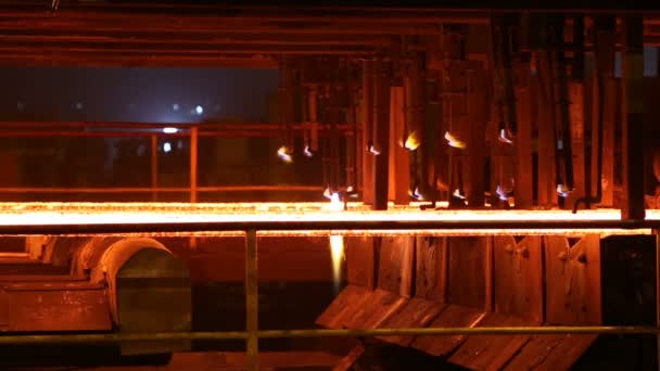 Сталеві заготовки при різанні факела. Величезні металургійний завод. — стокове відео