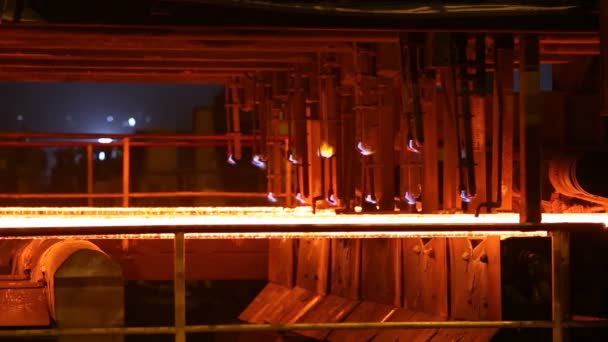 토치 커팅의 스틸 빌릿. 거대한 제철소. — 비디오