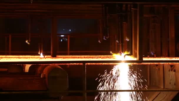 割炬处的钢坯。巨大的炼铁厂. — 图库视频影像