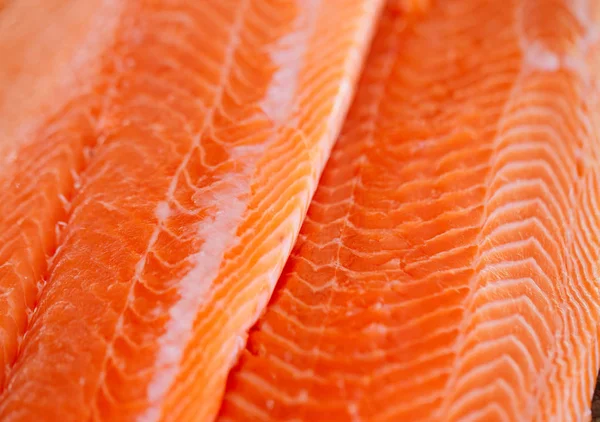 Salmão de peixe na mesa de cozinhar de um cozinheiro — Fotografia de Stock