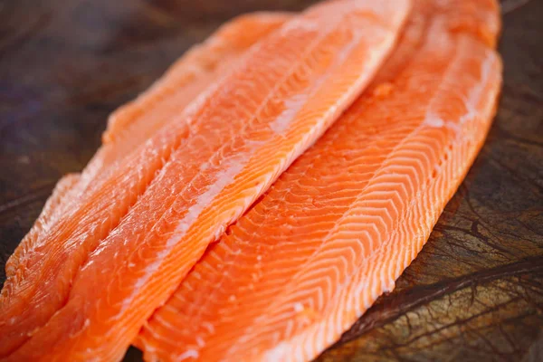 Rybí losos na stole kuchařka — Stock fotografie