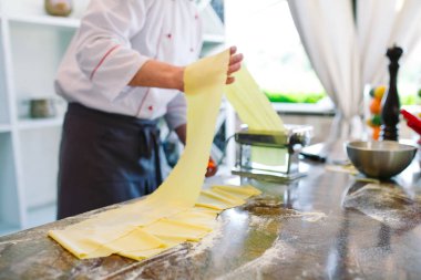 Şef, ziyaretçiler için hamur hazırlar.